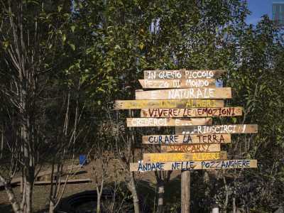 Siamo quindi andati a visitare l'asilo nel bosco di Palombaio.Si trova al civico 134 di corso Vittorio Emanuele, dove all'ingresso campeggia un simpatico cartello in legno che recita: "In questo piccolo pezzo di mondo � naturale salire sugli alberi, vivere le emozioni, crederci e riuscirci. Curare la terra, sporcarsi, piantare alberi, andare nelle pozzanghere"
